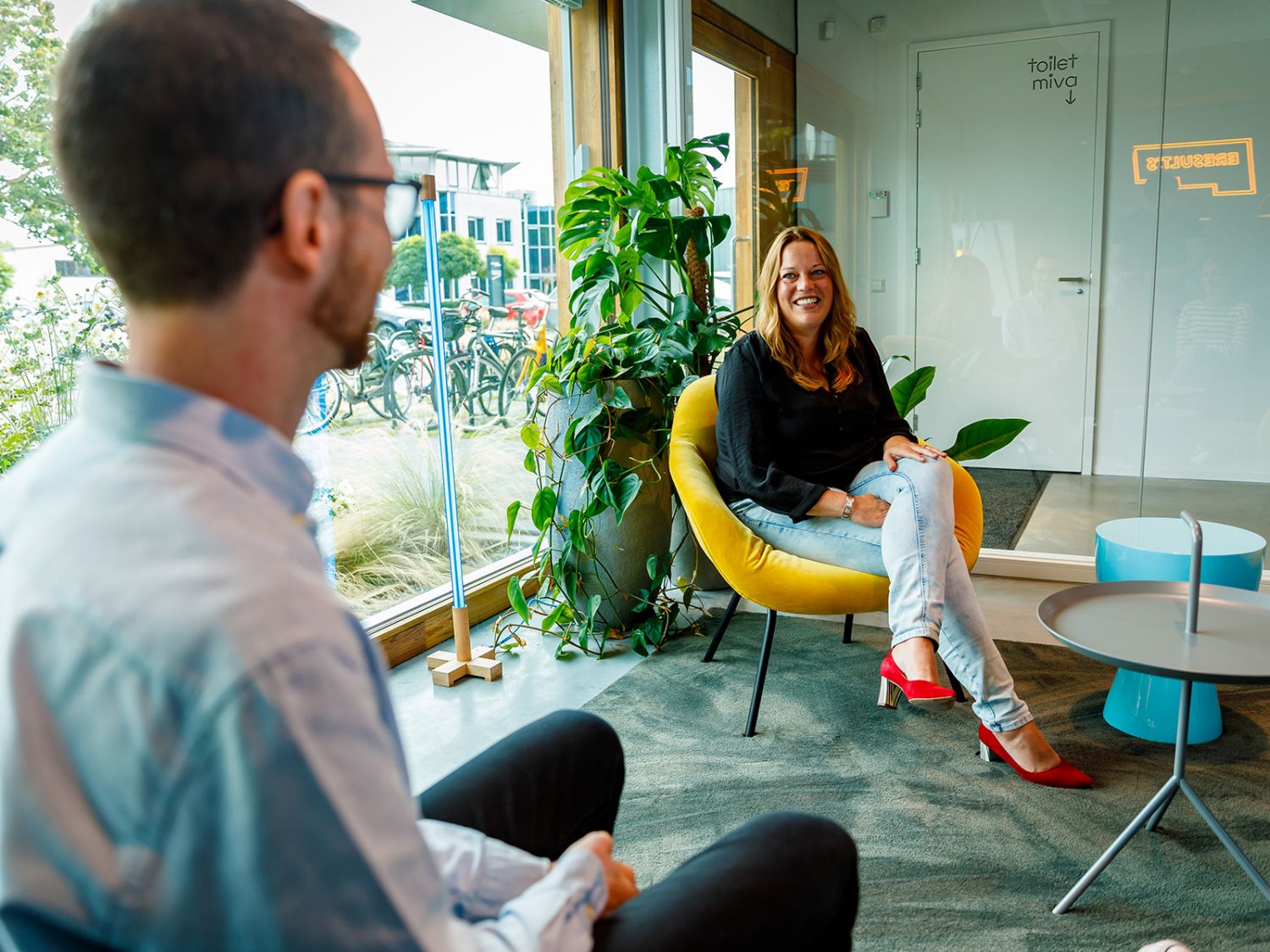 Marijke in gesprek met een klant