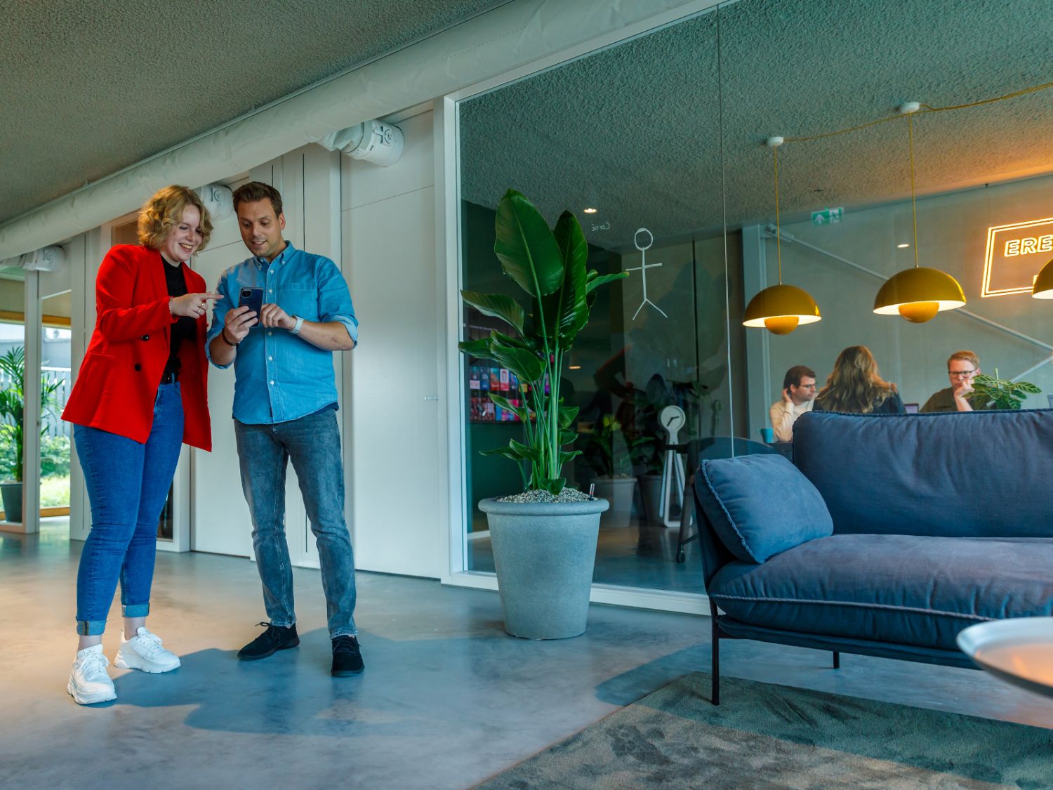 Daphne en Steef bekijken data-inzichten van website